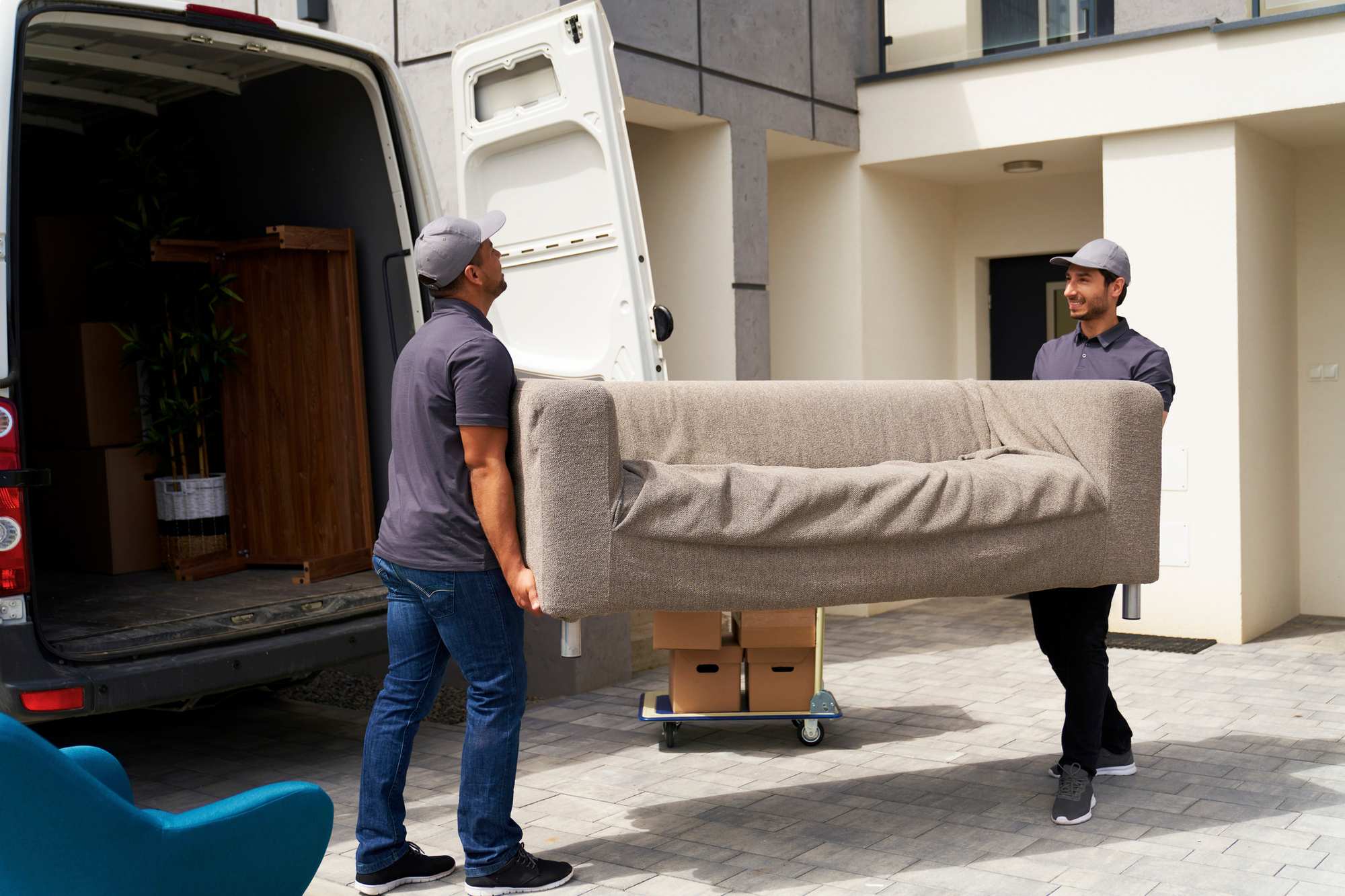 Två män bär en soffa